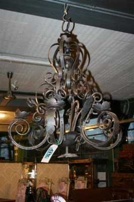 Lampadario in ferro nero